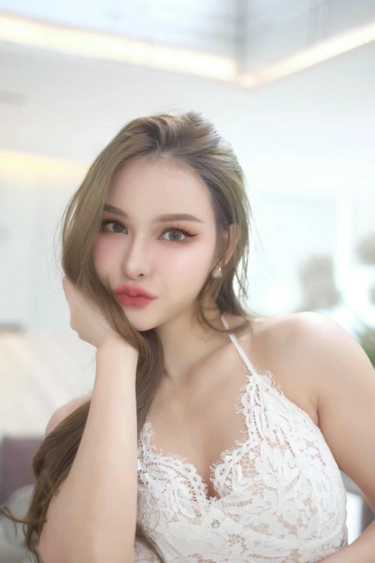 Ploy Theerada เน็ตไอดอล 