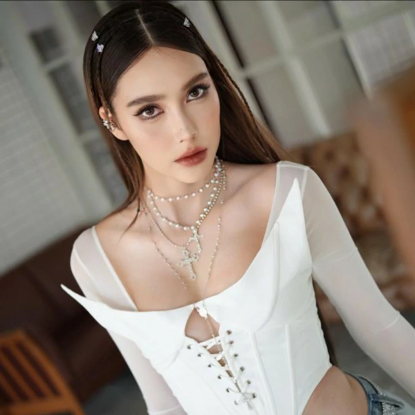 Hana Lewis การติดตาม