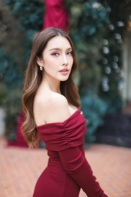 Hana Lewis ดารา