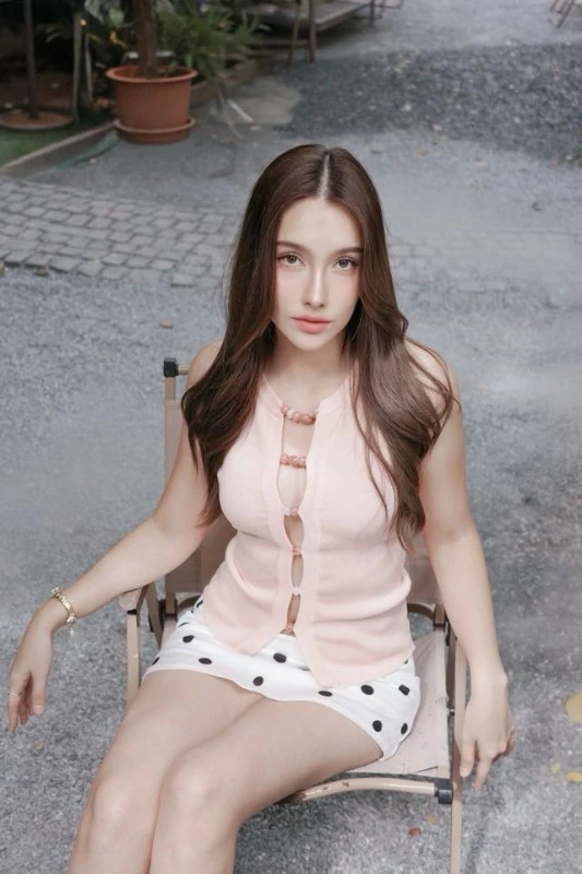 Hana Lewis ความแซ่บ