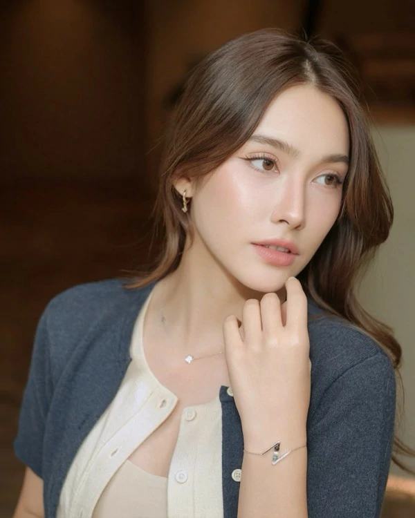 Hana Lewis นางแบบ